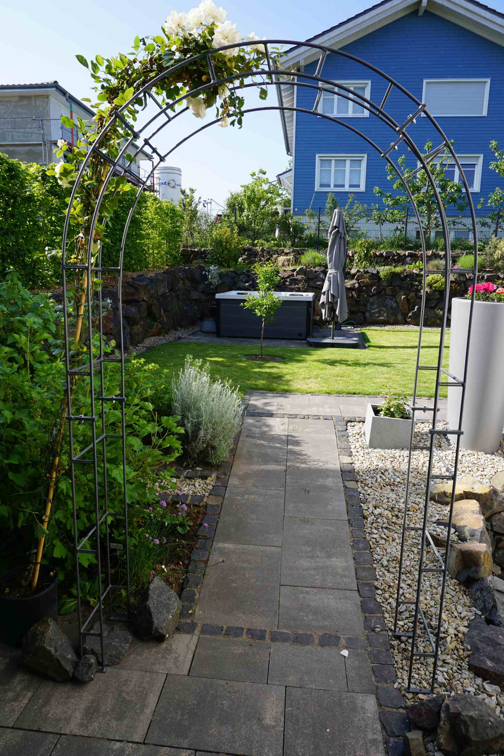 Rosenbogen Cremona berankt in einem schönen Garten | Pulverbeschichtet anthrazit Rosenbogen Cremona berankt in einem schönen Garten | Pulverbeschichtet anthrazit