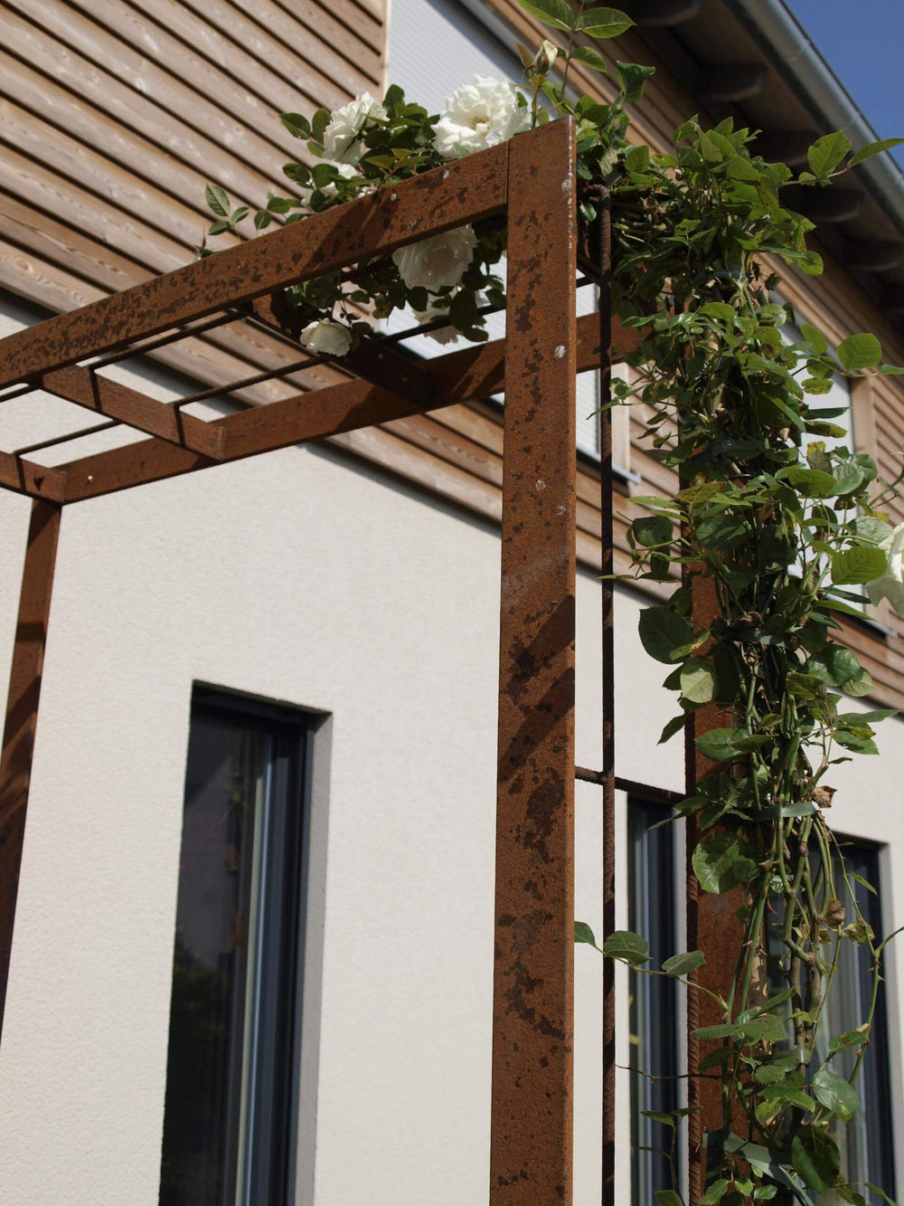 Rosenbogen Savona aus Metall in unbeschichtet im Garten Rosenbogen Savona aus Metall in unbeschichtet im Garten