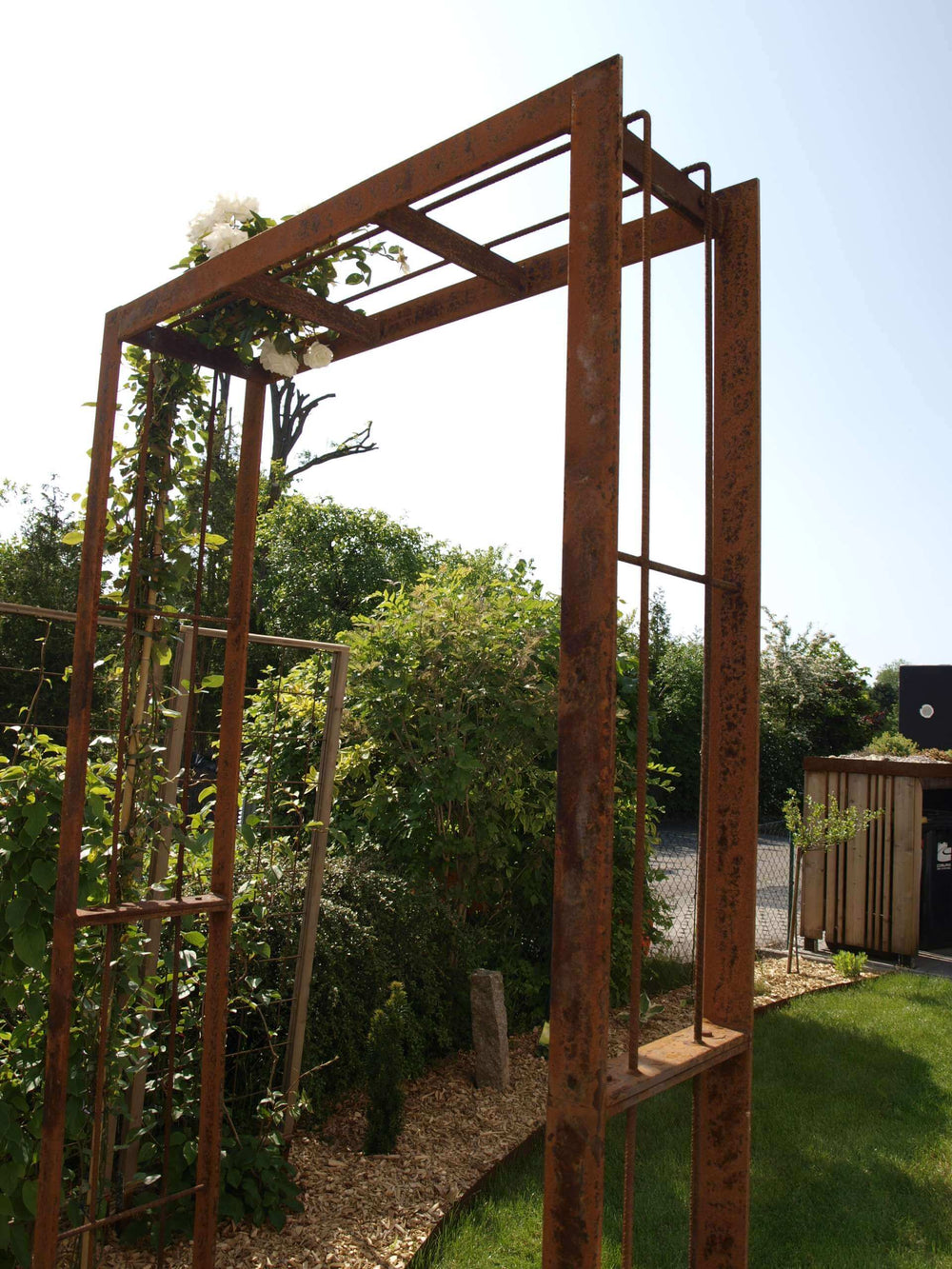 Moderner Rosenbogen Savona unbeschichtet im Garten Moderner Rosenbogen Savona unbeschichtet im Garten