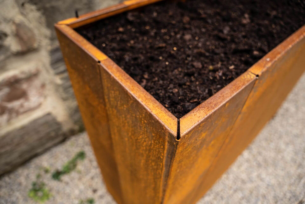 Hochbeet Manarola Nahaufnahme Erde im Beet | Cortenstahl Hochbeet Manarola Nahaufnahme Erde im Beet | Cortenstahl