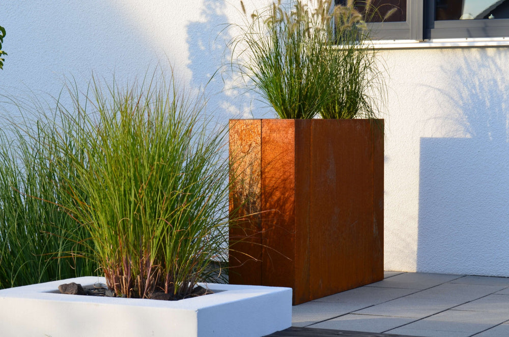 Hochbeet Monterosso auf einer modernen Terrasse | Cortenstahl Hochbeet Monterosso auf einer modernen Terrasse | Cortenstahl