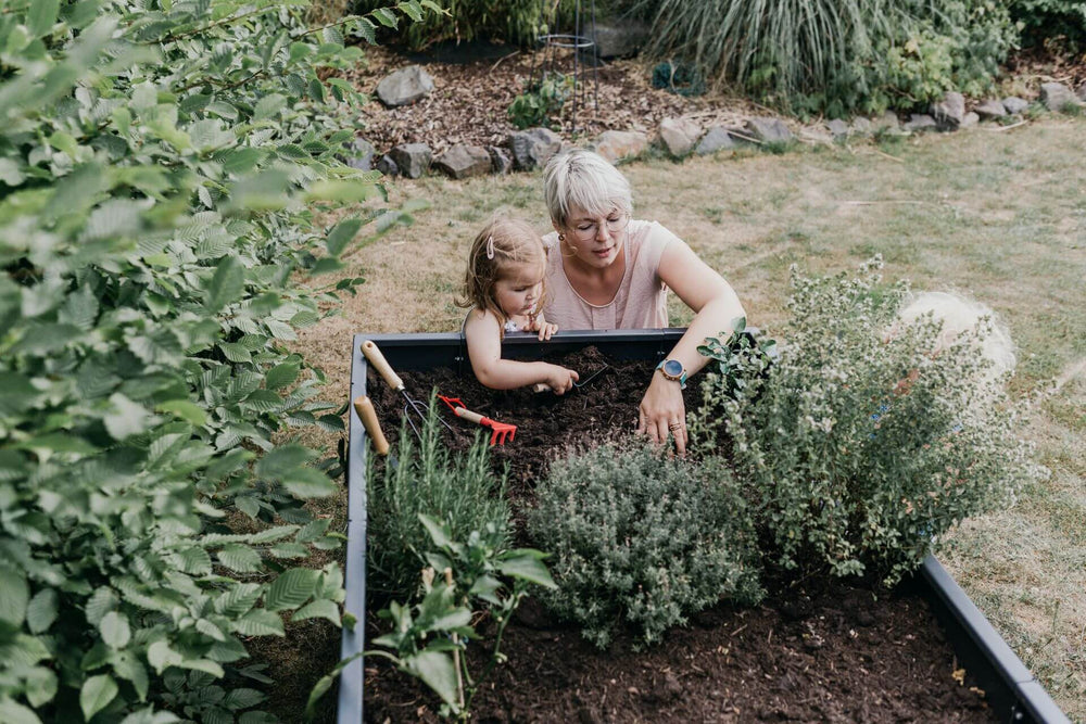 Hochbeet Monterosso wird bepflanzt von einer Mama mit ihrer Tochter | Pulverbeschichtet anthrazit Hochbeet Monterosso wird bepflanzt von einer Mama mit ihrer Tochter | Pulverbeschichtet anthrazit
