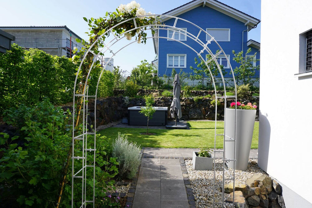 Rosenbogen Cremona in einem gepflegten Garten | Feuerverzinkt Rosenbogen Cremona in einem gepflegten Garten | Feuerverzinkt