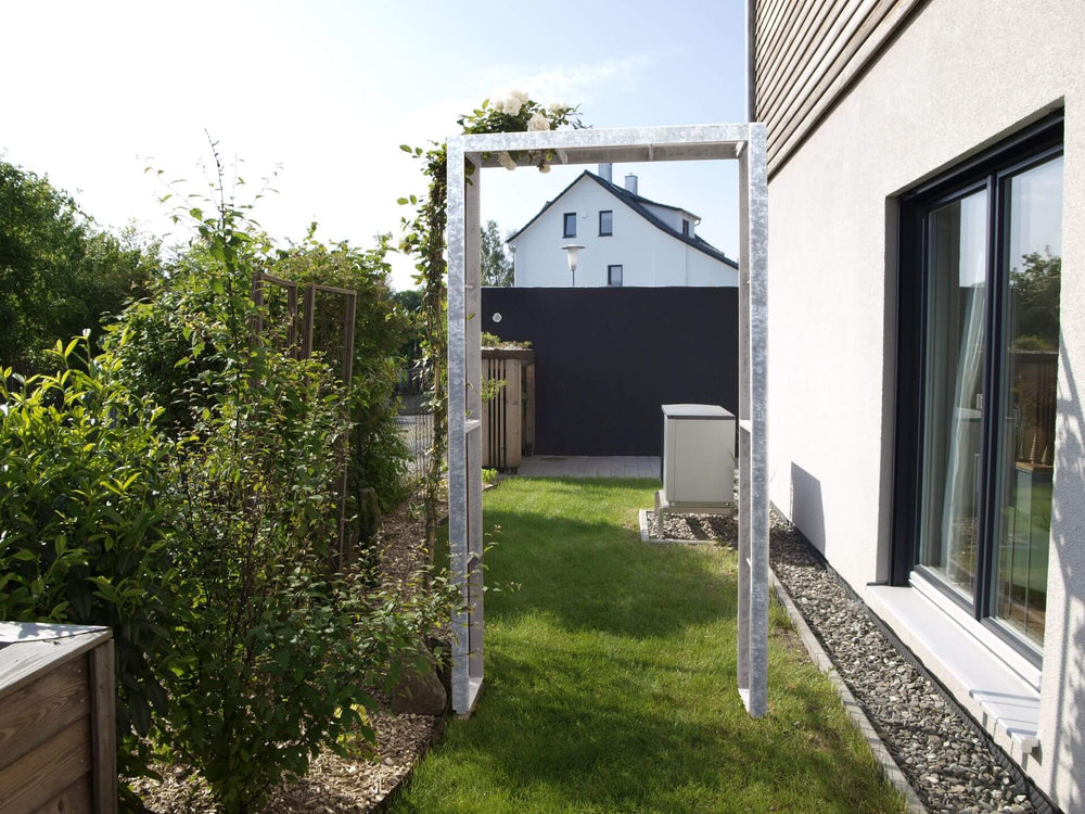 Eckiger Rosenbogen Savona feuerverzinkt im Garten Eckiger Rosenbogen Savona feuerverzinkt im Garten