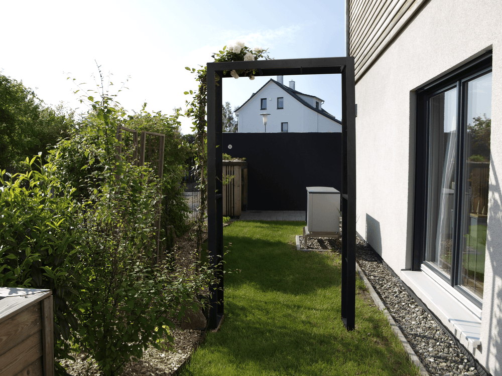 Moderner Rosenbogen Savona pulverbeschichtet tiefschwarz im Garten Moderner Rosenbogen Savona pulverbeschichtet tiefschwarz im Garten