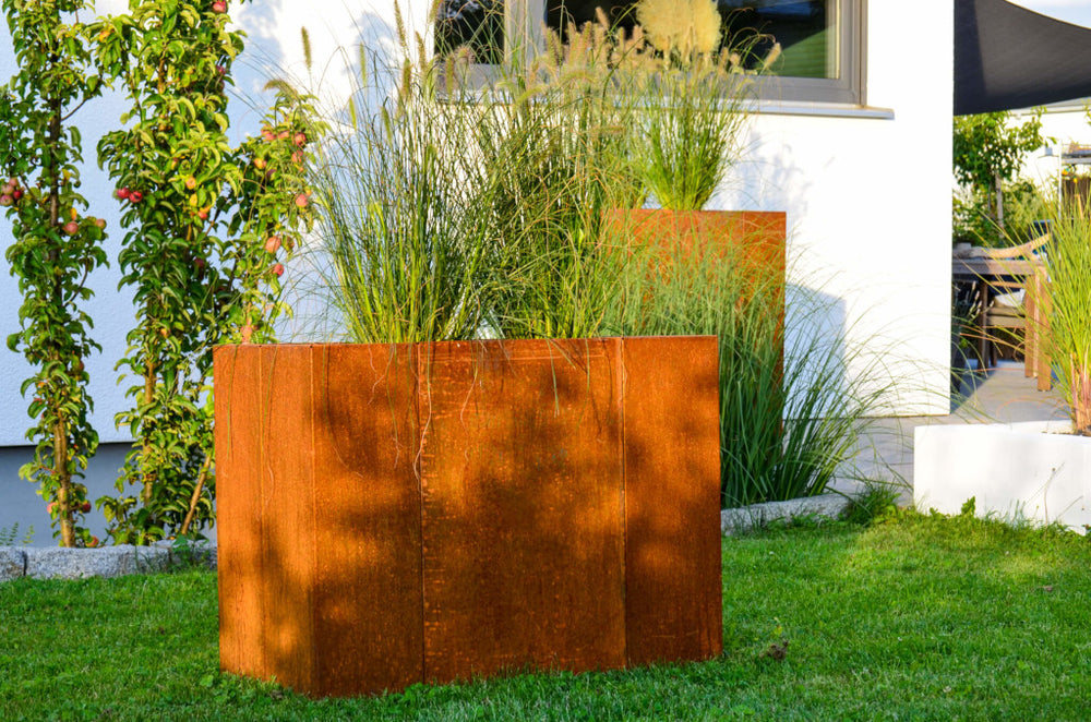 Hochbeet Monterosso im Garten vor einer Hauswand | Cortenstahl Hochbeet Monterosso im Garten vor einer Hauswand | Cortenstahl