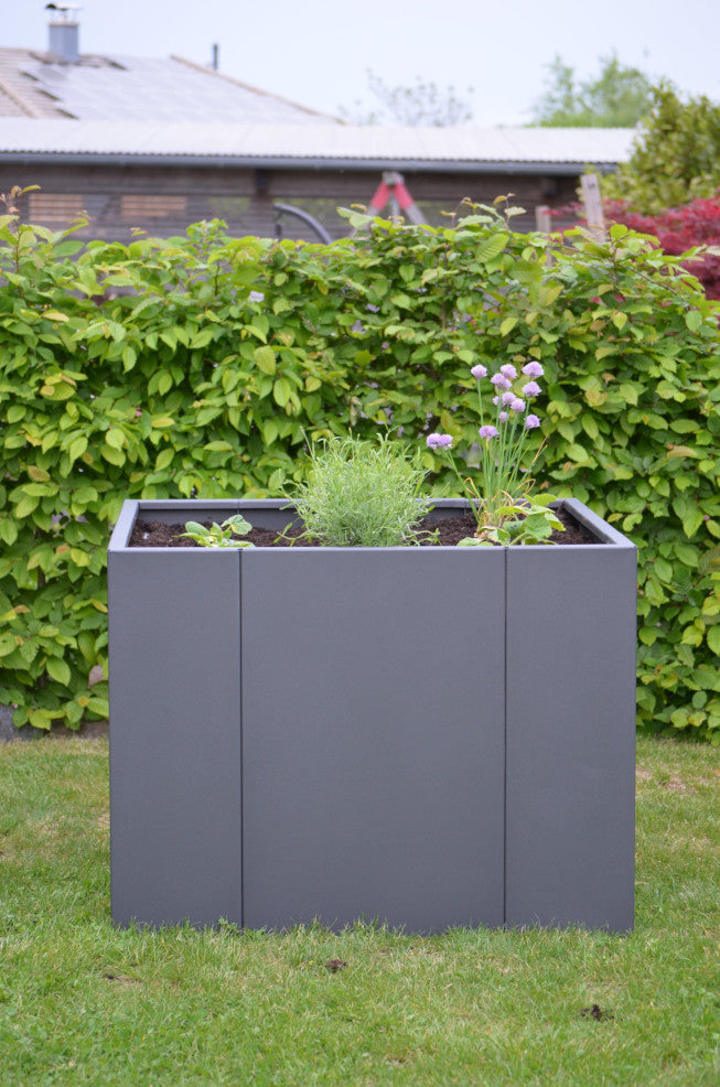 Hochbeet Monterosso 90x90x68 cm in pulverbeschichtet Anthrazit bepflanzt in einem grünen Garten Hochbeet Monterosso 90x90x68 cm in pulverbeschichtet Anthrazit bepflanzt in einem grünen Garten