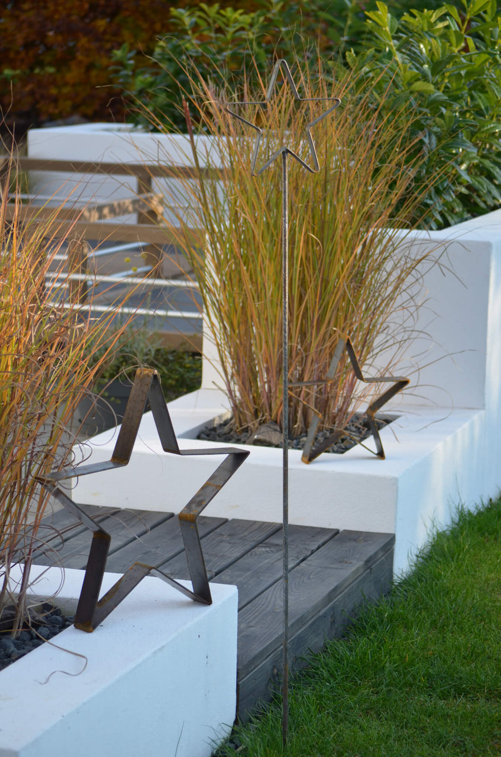 Stern-Set Rankstab Tissano + Novara Set unbeschichtet im Garten vor Terrasse Stern-Set Rankstab Tissano + Novara Set unbeschichtet im Garten vor Terrasse