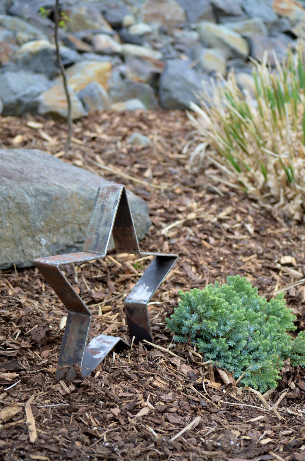 Metallstern Novara klein im Garten, unbeschichtet Metallstern Novara klein im Garten, unbeschichtet