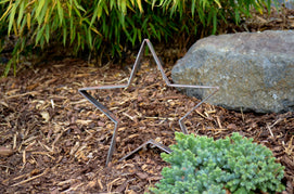 Metallstern Novara klein im Garten, unbeschichtet