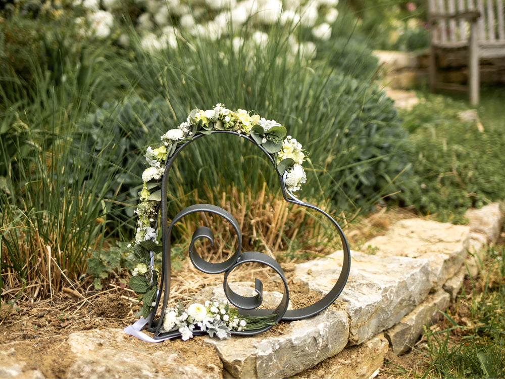 Dekoset Metallherzen in pulverbeschichteter Ausführung mit Blumen geschmückt Dekoset Metallherzen in pulverbeschichteter Ausführung mit Blumen geschmückt