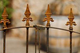 Tür Calabria in Rostoptik Detailansicht Schließmechanismus und Kreuzlilien-Spitzen frontal