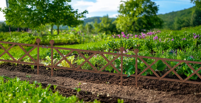 Des bordures de jardin avec style : comment une clôture à piquets ou de massif apporte de l’ordre au jardin