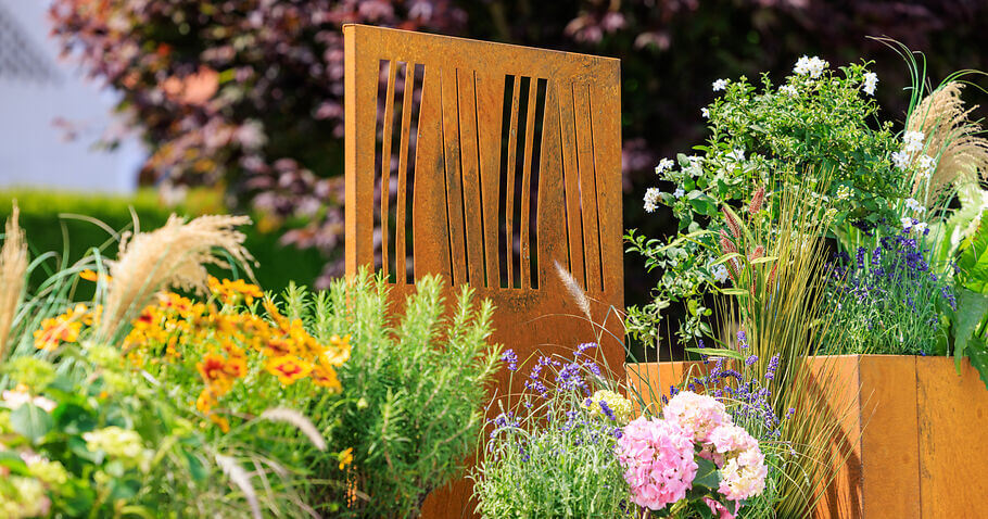 L'acier Corten dans le jardin naturel : harmonie de la rouille et de la nature sauvage