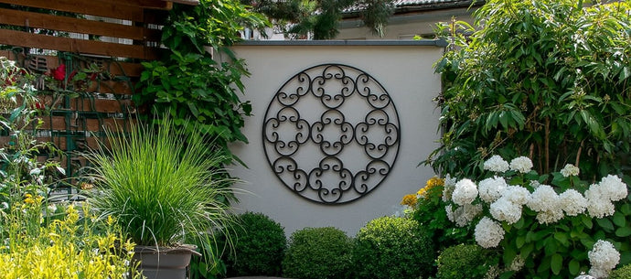 Embellir les murs de votre maison : idées créatives avec des treillis et des plantes