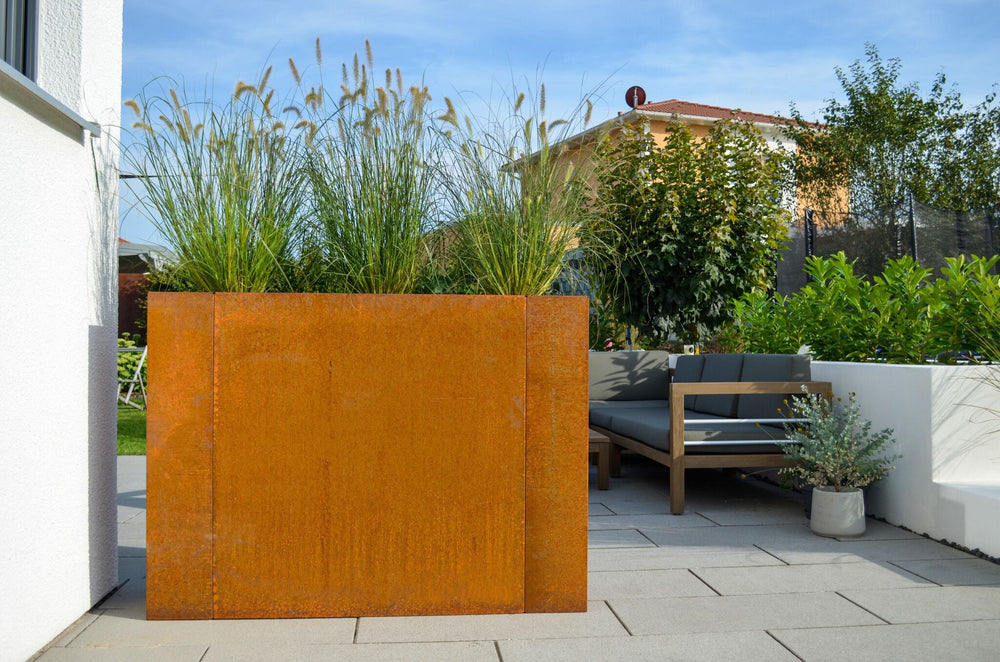 Hochbeet Manarola bepflanzt auf einer modernen Terrasse | Cortenstahl